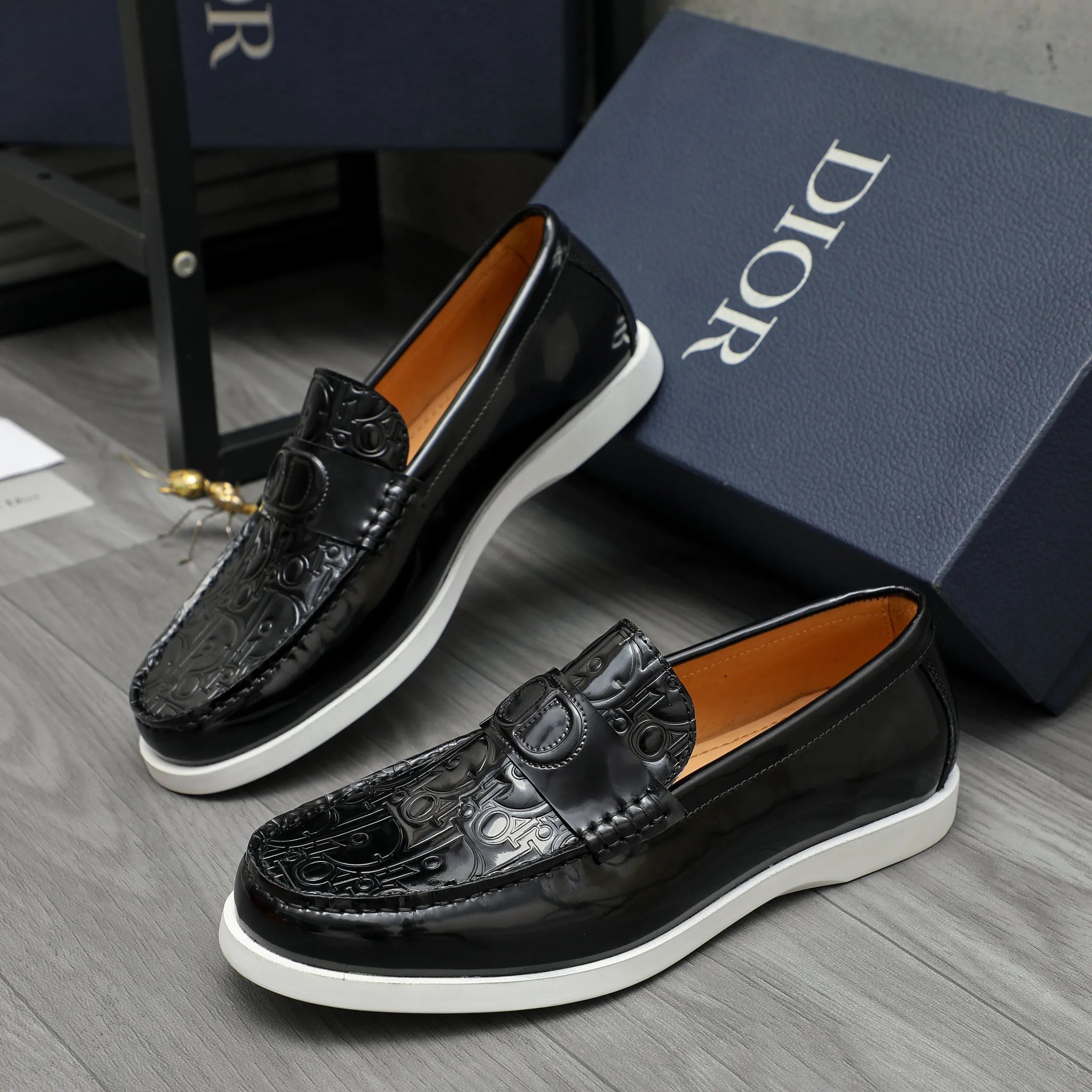 Men's shoes 💰460 Product trademark: Dior "Dior" casual slip-on leather shoes Regular size: 39-44 Product material: Selected pearlescent cowhide embossed upper, cowhide lining, rubber outsole